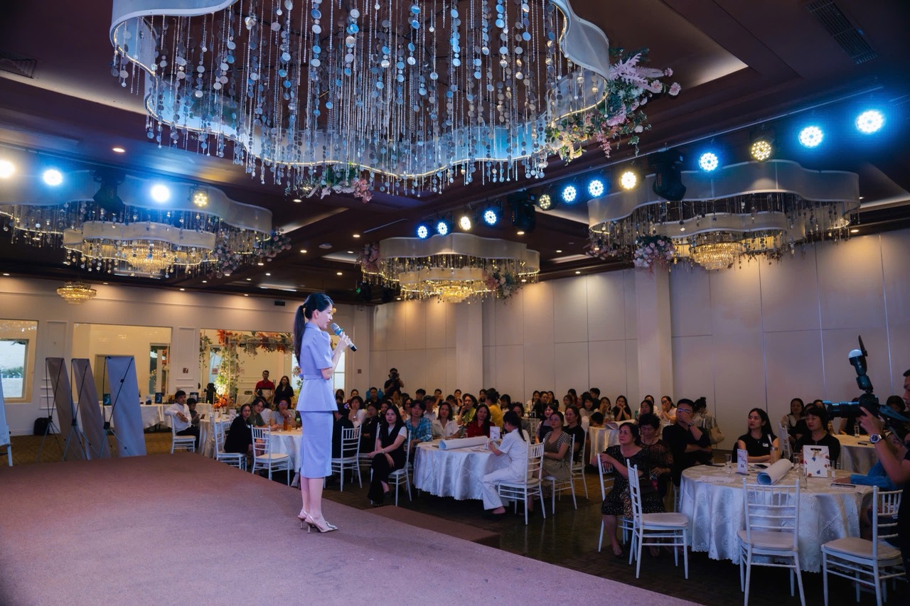 Chia sẻ và đối thoại trong không gian đào tạo trực tiếp.