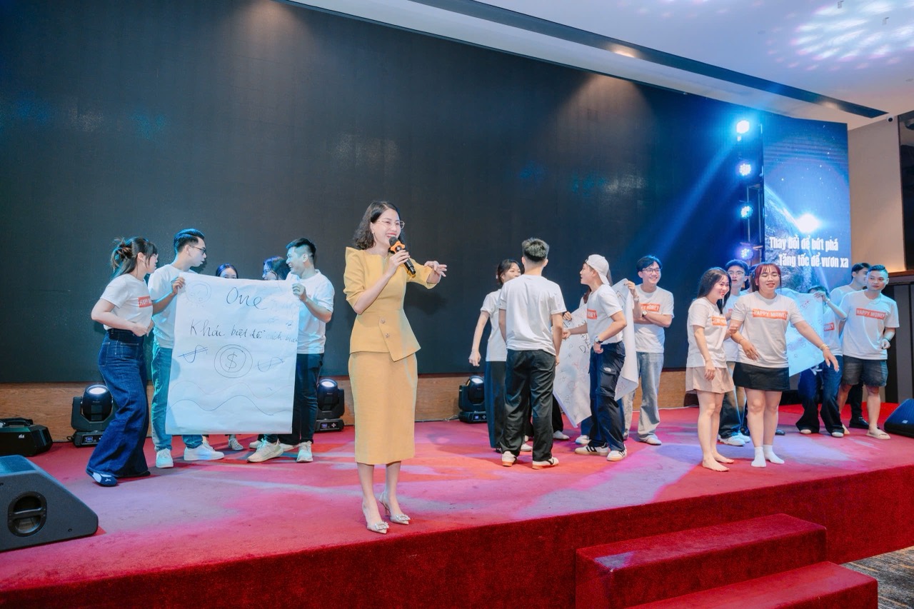 Dẫn dắt hoạt động thực hành cùng nhóm người tham gia.